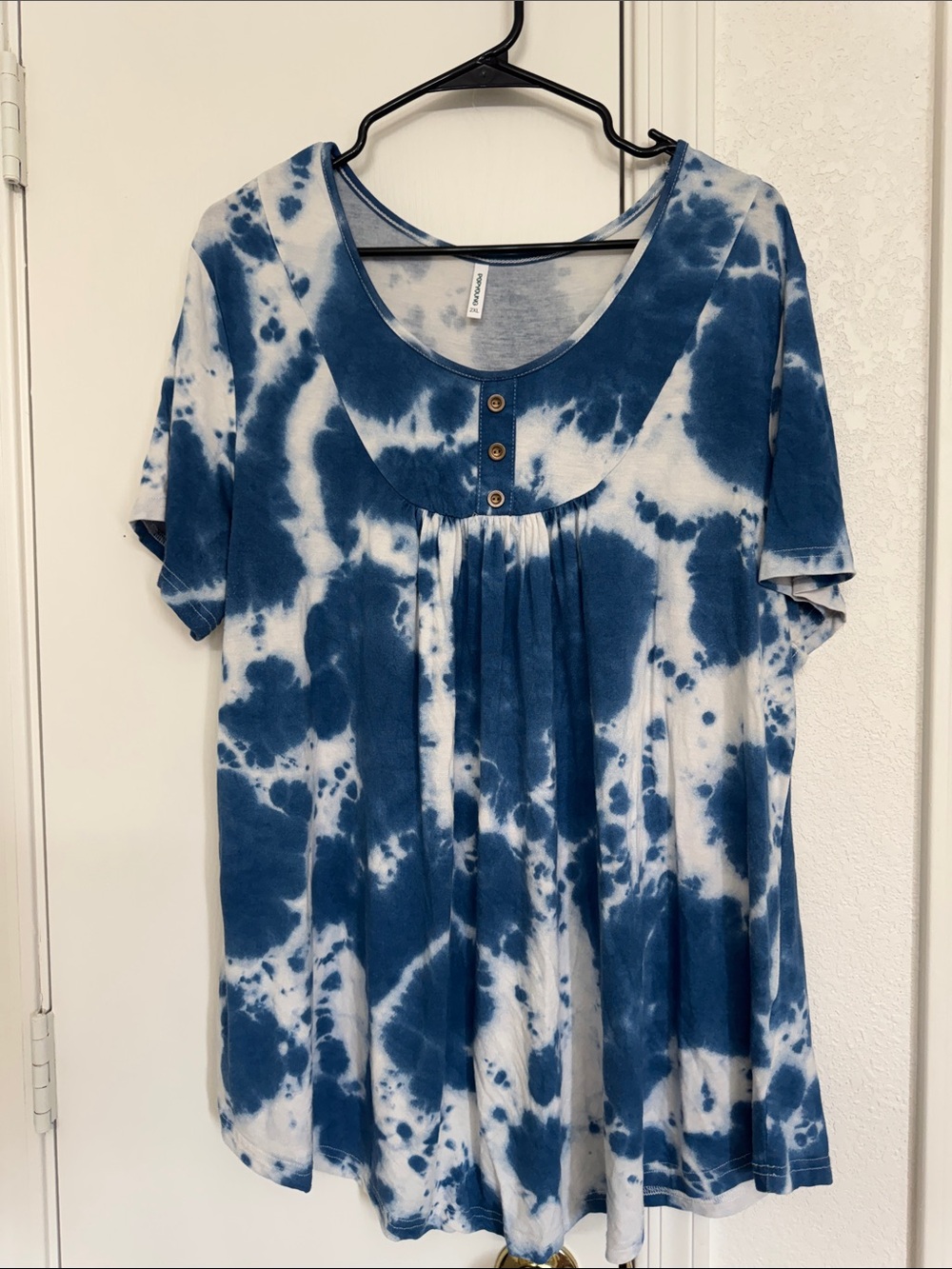 Women's Blue Tie-Dye Scoop Neck Top with Button Detail size 2XL‎